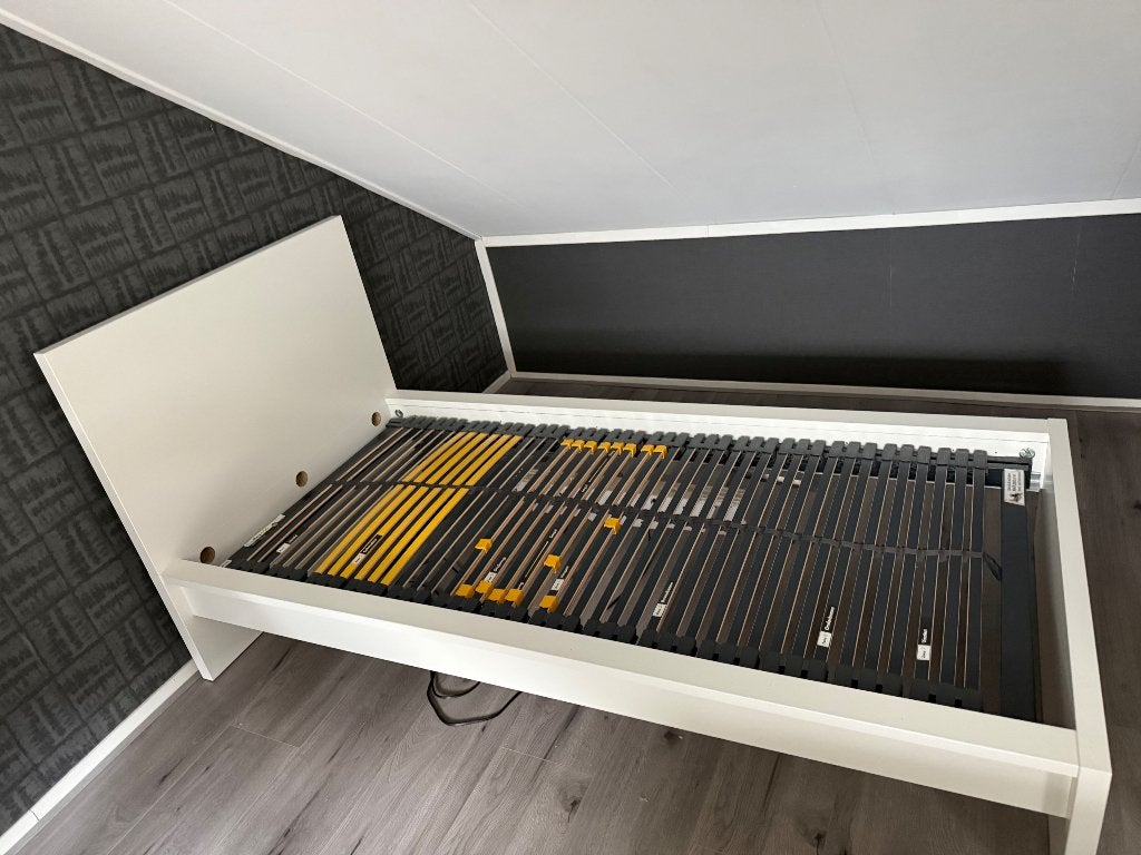 Elektrische lattenbodem met matras en ledikant, Huis en Inrichting, Ophalen, 90 cm, Eenpersoons, Zo goed als nieuw