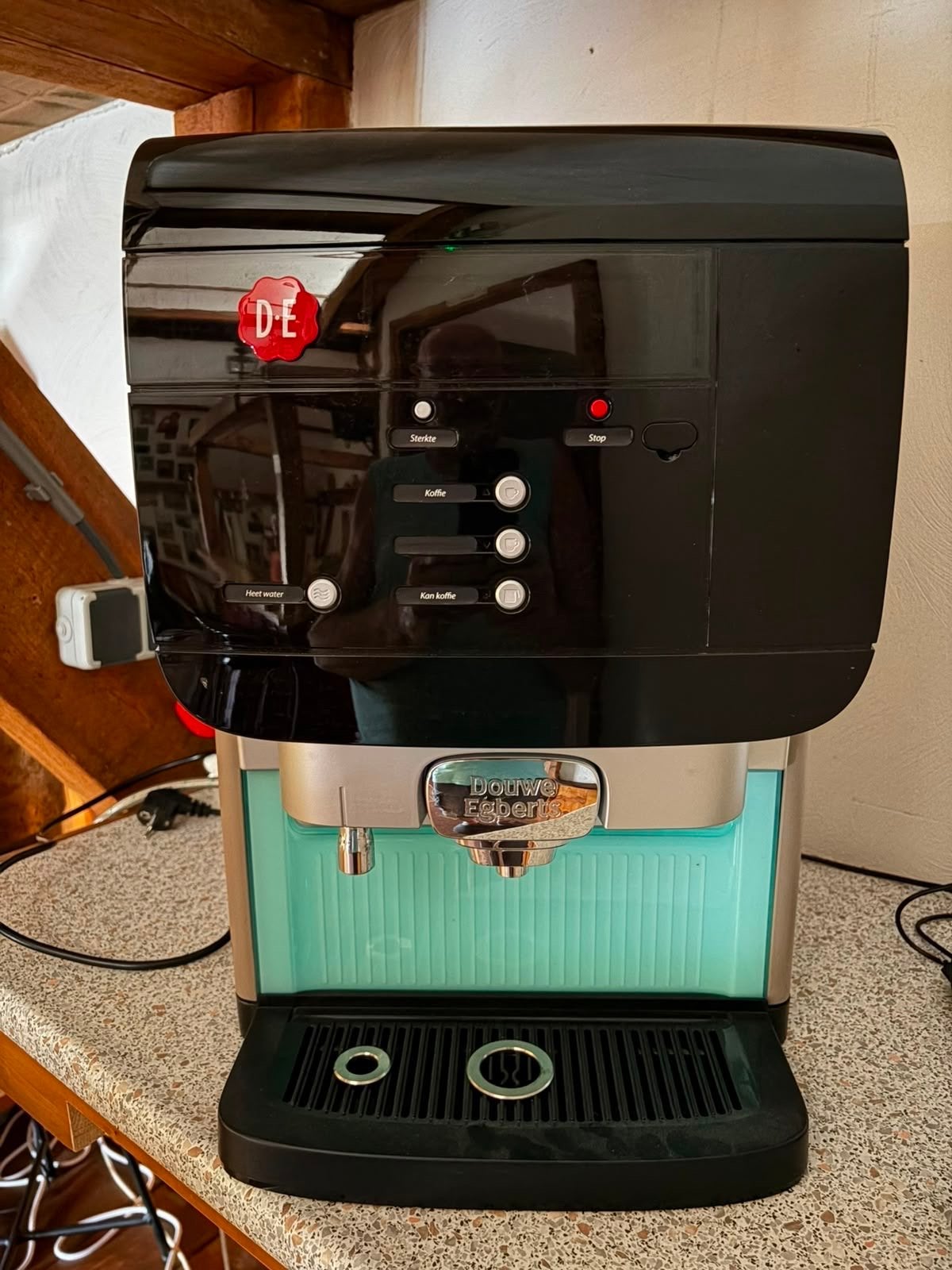 DE koffie automaat zo goed als nieuw, wateraansluiting, Ophalen, Overige typen, 10 kopjes of meer, Koffiemachine