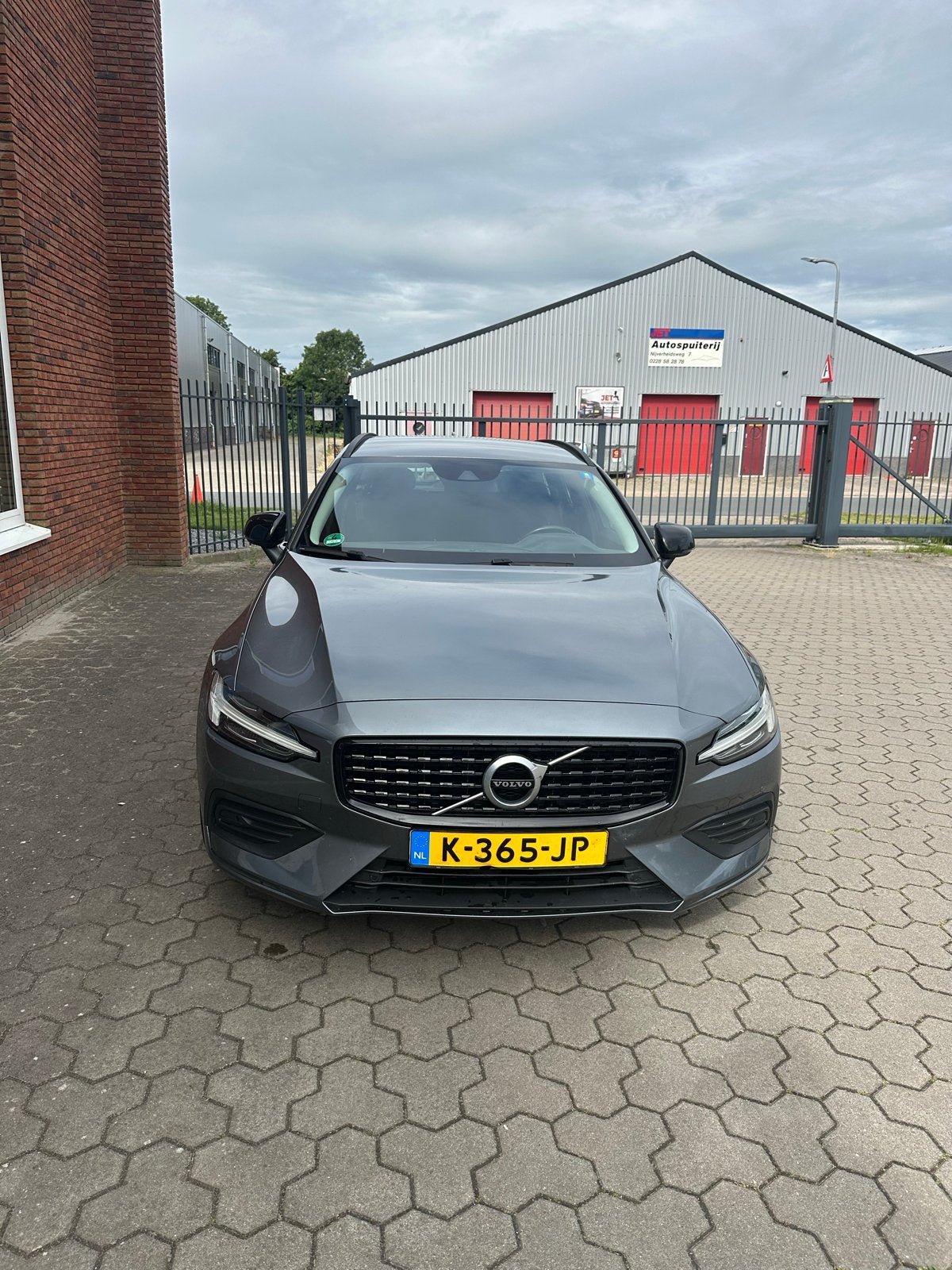 Volvo V60 B3 163pk Geartronic Mild Hybrid 2021 Grijs, Auto's, Volvo, Particulier, V60, Hybride Elektrisch/Benzine, C, Stationwagon