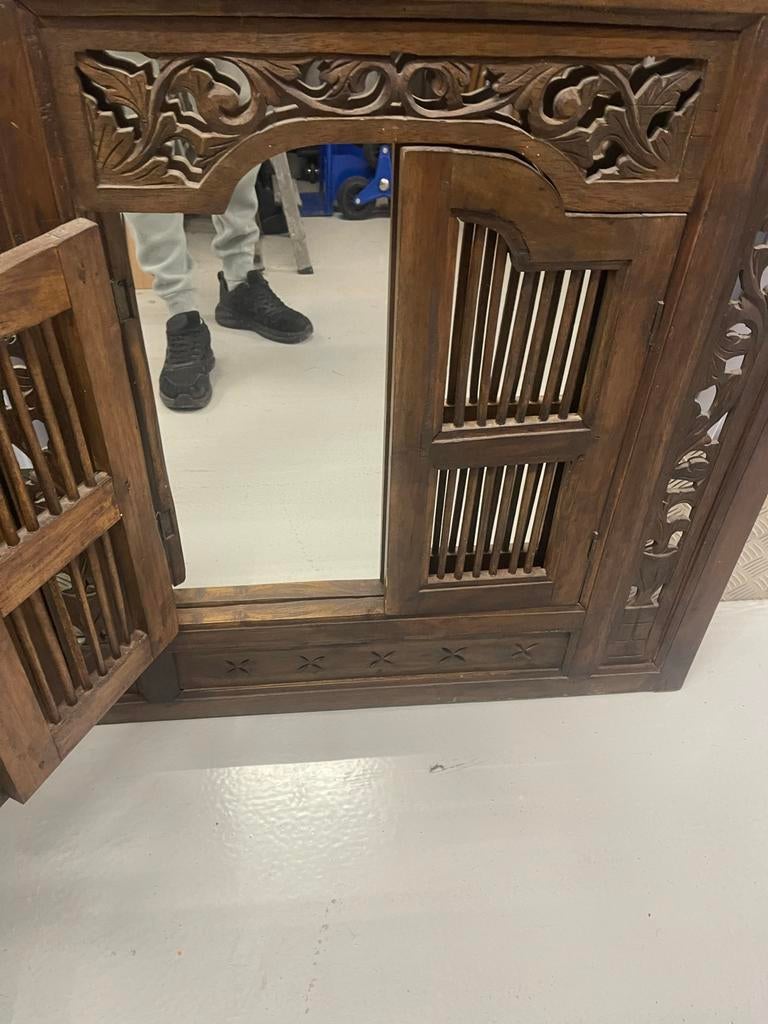 Houten spiegel met luiken - Handgesneden decoratie, Ophalen of Verzenden, Vierkant, 50 tot 100 cm, Minder dan 100 cm