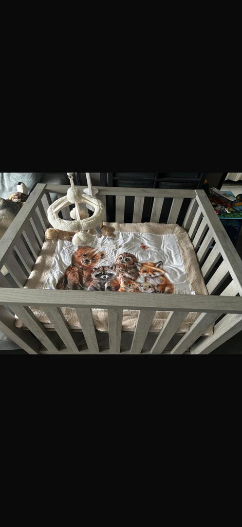 Stijlvolle houten box met lade, Kinderen en Baby's, Boxen, Ophalen, Zo goed als nieuw, Vierkant, In hoogte verstelbaar