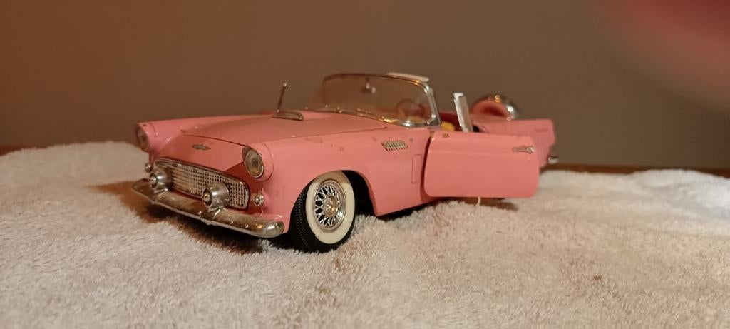 Roze Ford Thunderbird '56 Modelauto - Gedetailleerd, Hobby en Vrije tijd, Modelauto's | 1:18, Ophalen of Verzenden