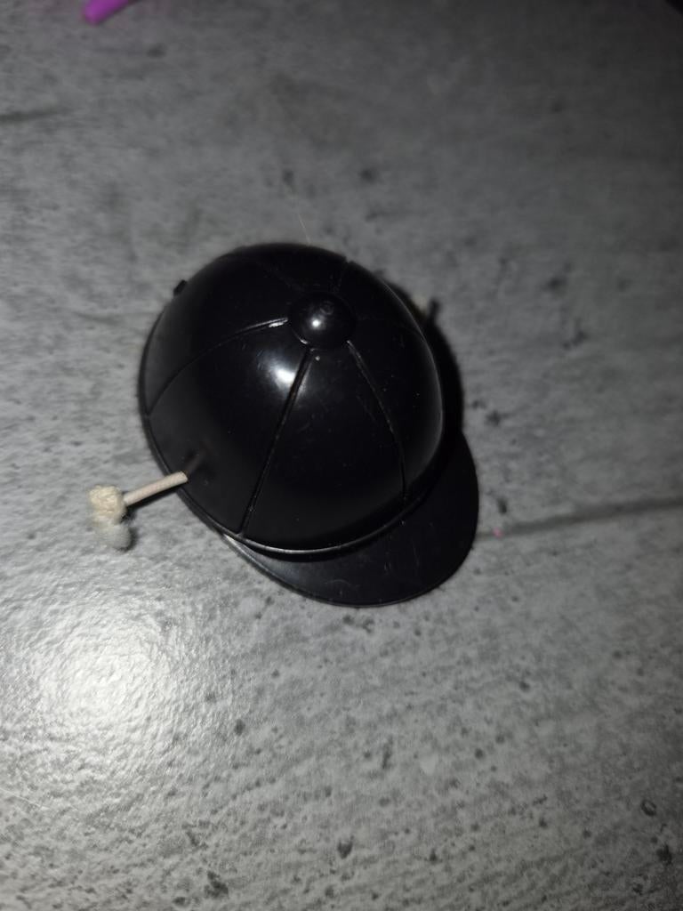 812 Barbie paardrijcap - Zwart, Ophalen of Verzenden, Gebruikt