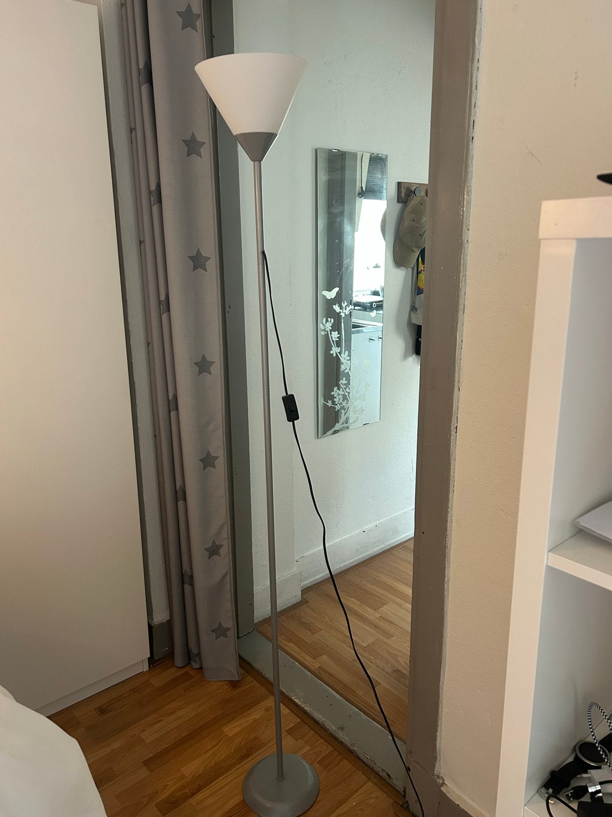 Staande lamp - grijs met witte kap - verstelbaar, Huis en Inrichting, Ophalen, Zo goed als nieuw, Metaal, 150 tot 200 cm