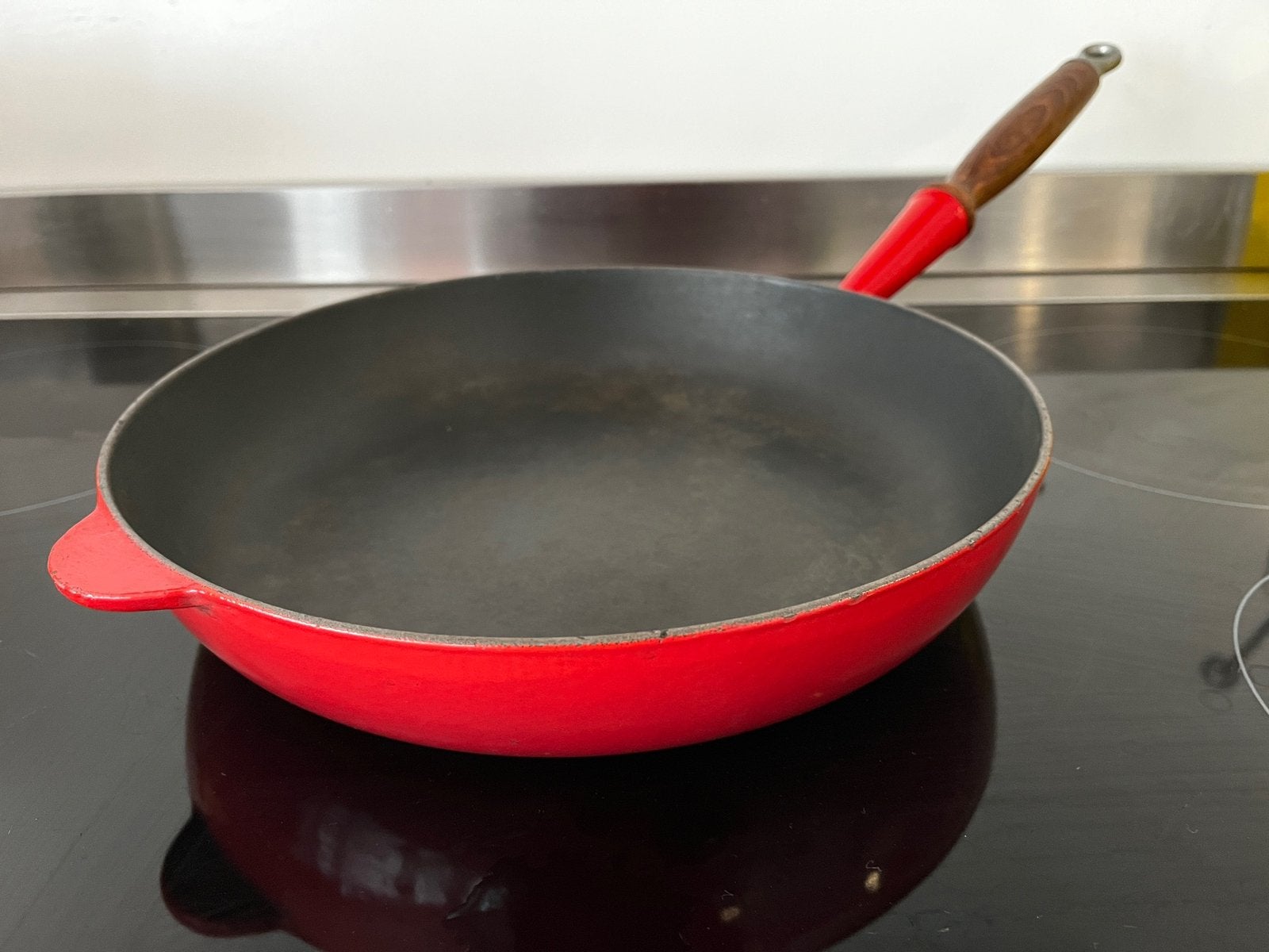 Le Creuset bakpan 28 cm, Ophalen of Verzenden, Zo goed als nieuw, Gietijzer
