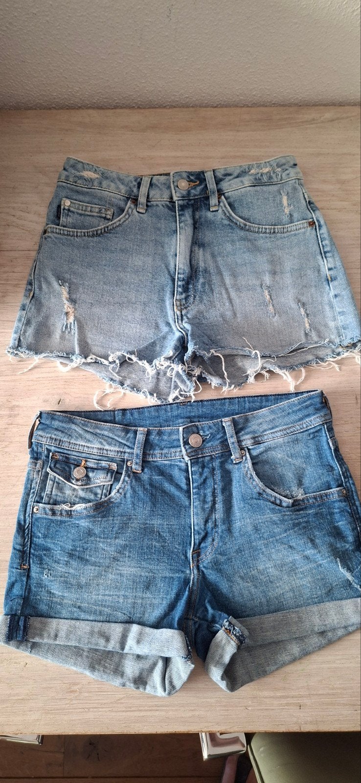 2 jeans korte broeken maat S Anti Blue en H&M, H&M, Blauw, Ophalen of Verzenden, Zo goed als nieuw