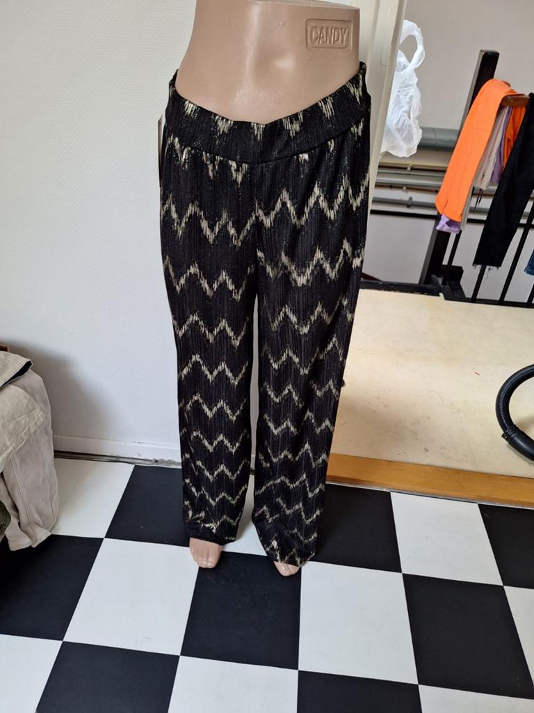 Zwarte broek met gouden zigzagpatroon, Maat 38/40 (M), Zwart, Nieuw, Ophalen of Verzenden