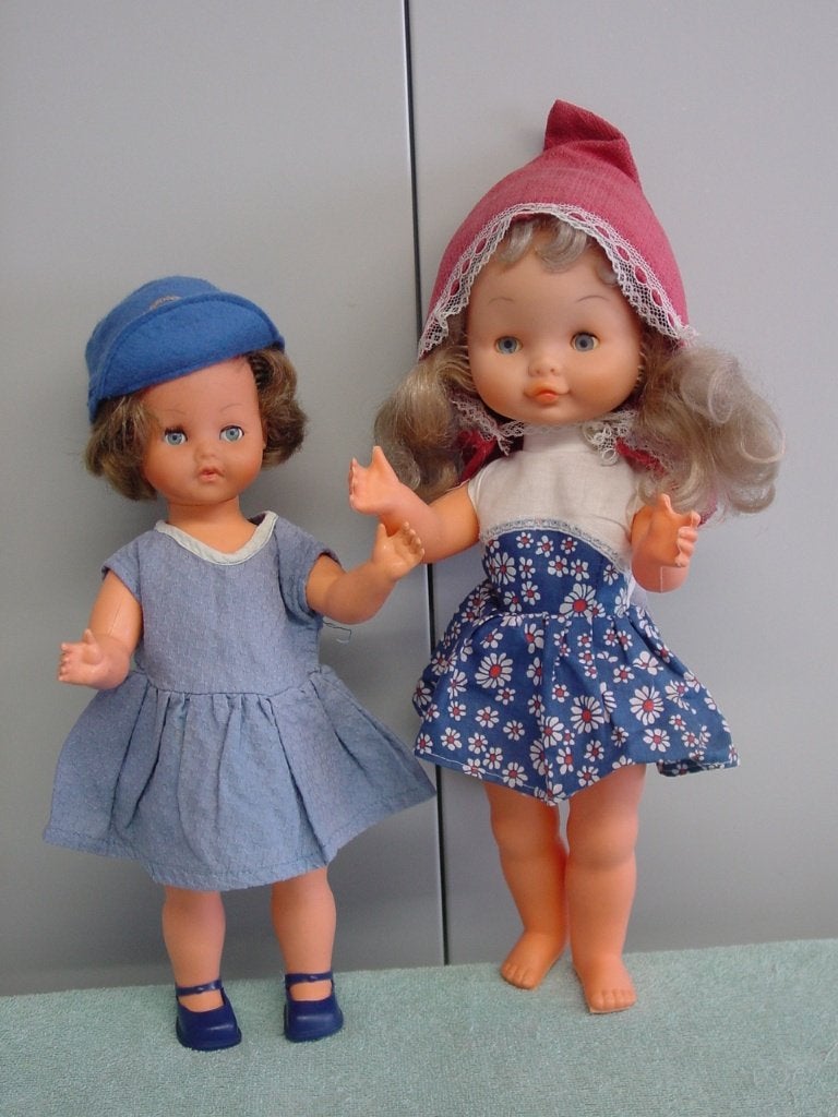OPRUIMING: 2  kleuter popjes met originele kleding NR 1897, Ophalen of Verzenden, Zo goed als nieuw, Pop
