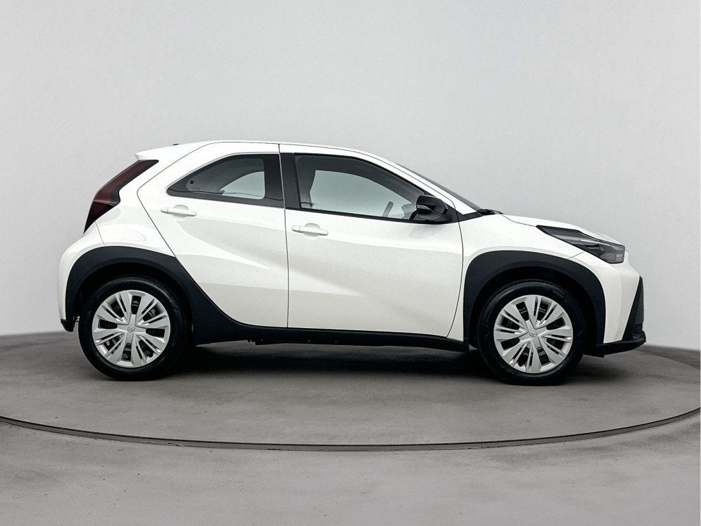 Toyota Aygo X Hybrid 115 play | Leverbaar uit Voorraad | Div, 12 maanden, Stof, Zwart, 4 stoelen