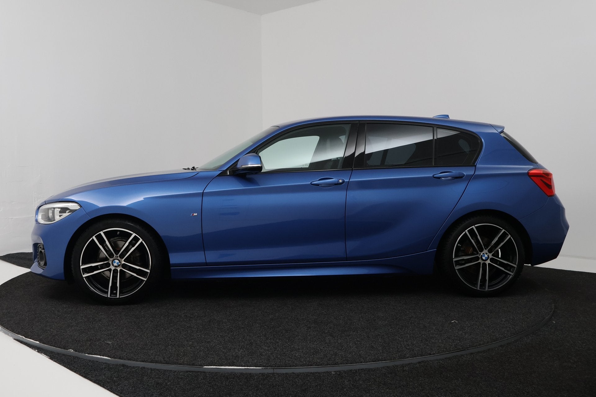 BMW 1-serie 118i Edition M Sport Shadow Executive (TREKHAAK,, Auto's, Gebruikt, Blauw, Bedrijf, 650 kg