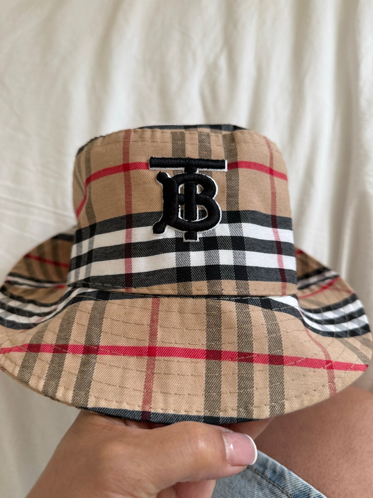 Burberry-stijl Vissershoed met TB-logo, Kleding | Dames, Hoeden en Petten, Ophalen of Verzenden, Zo goed als nieuw, One size fits all