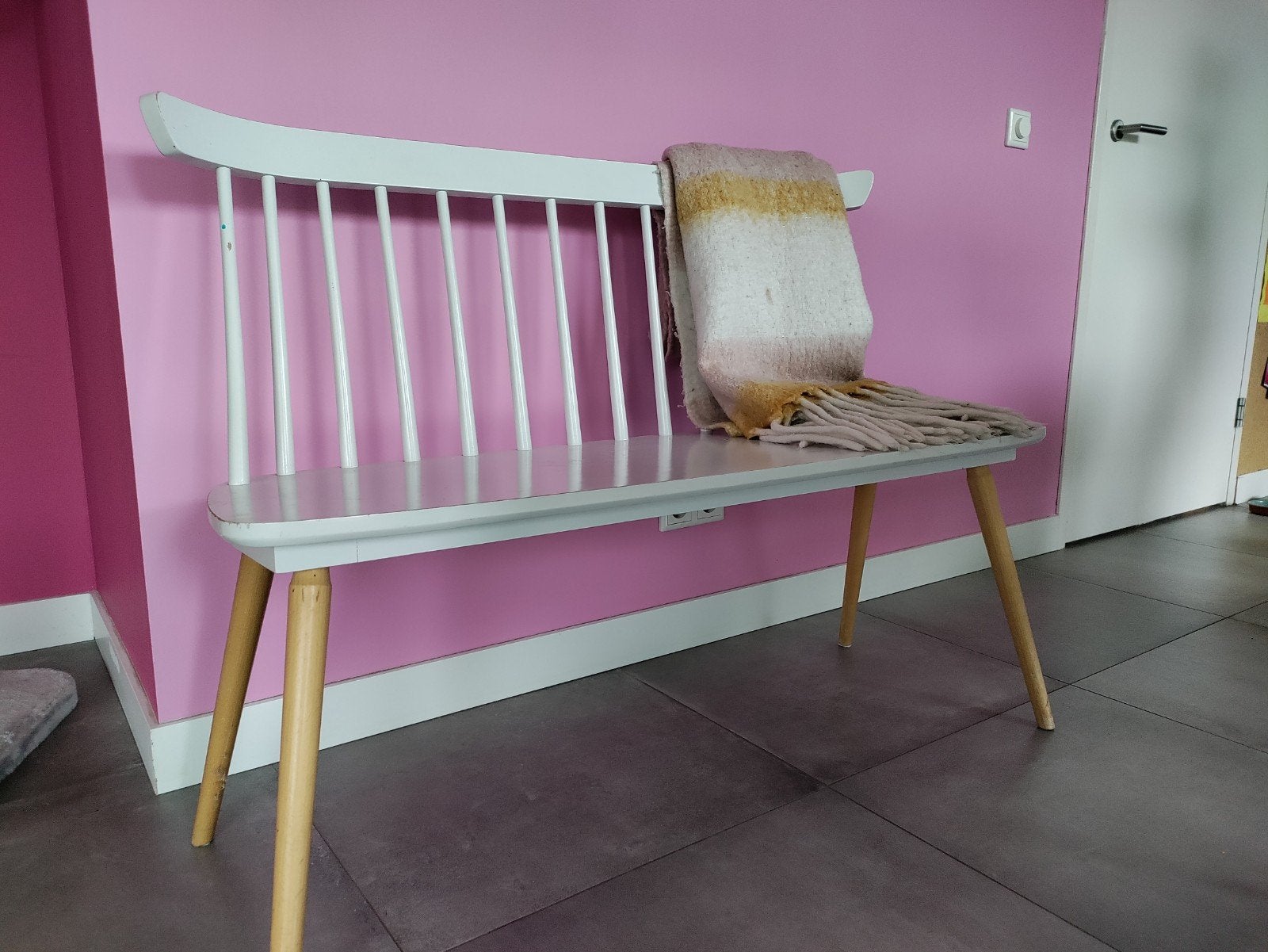 Witte houten eetkamerbankje met spijlen rugleuning, Ophalen, Gebruikt, Tweepersoons, Rechte bank