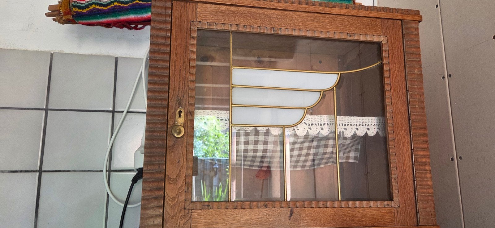 Antiek houten wandkastje met glas-in-lood deur, Ophalen of Verzenden