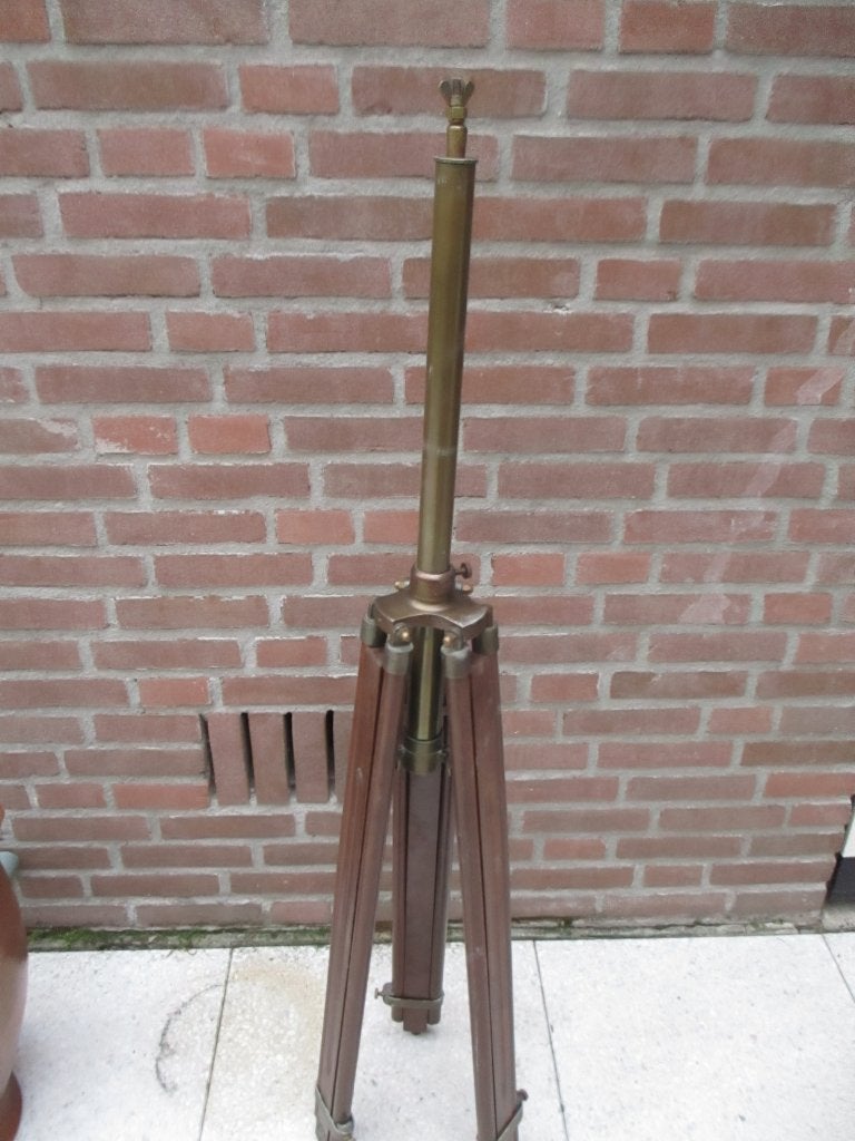 Groot houtenstatief., Ophalen