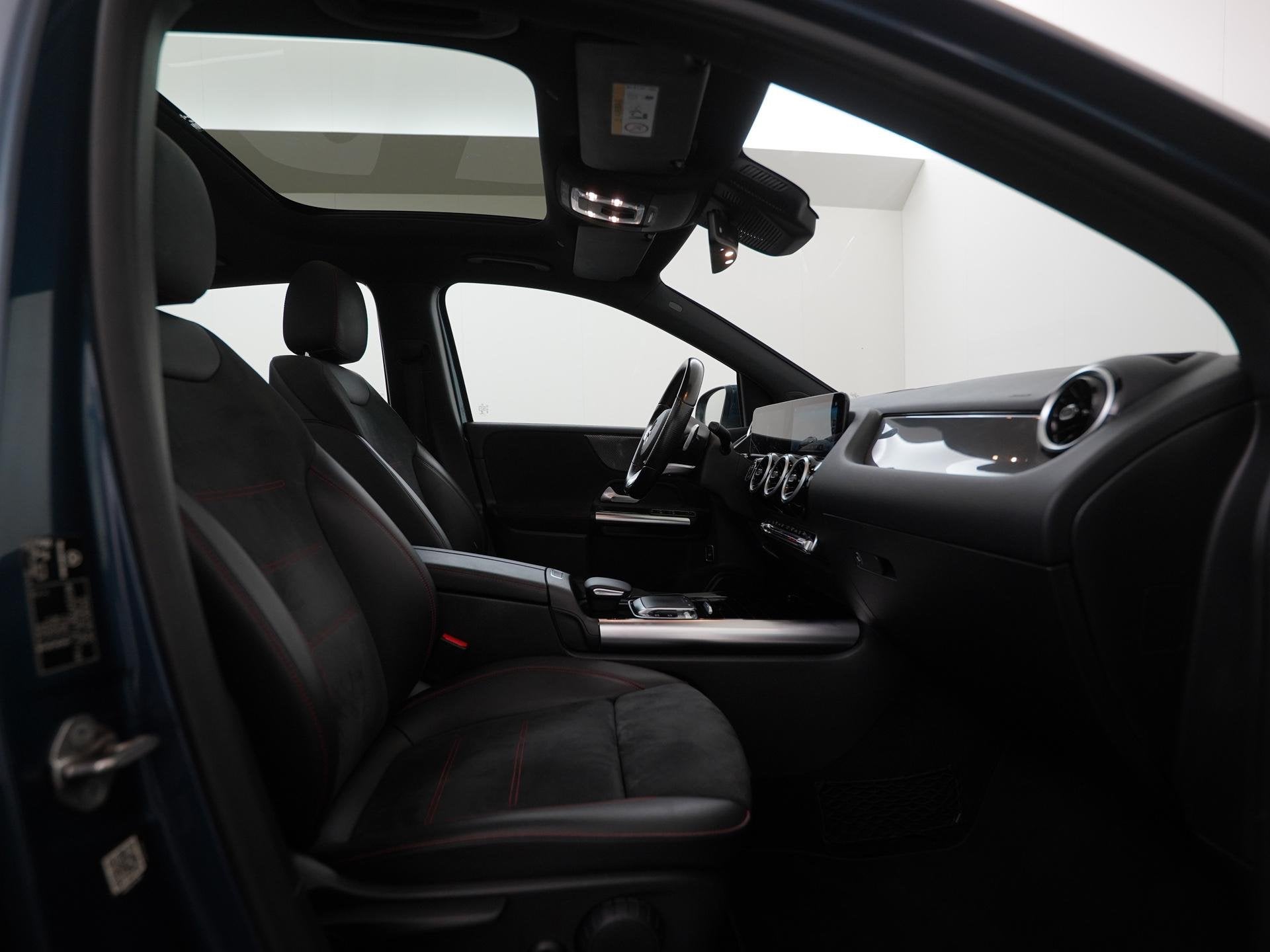 Mercedes-Benz B-klasse 200 Business Solution AMG | Panoramad, Auto's, Mercedes-Benz, Gebruikt, 4 cilinders, Blauw, Leder en Stof