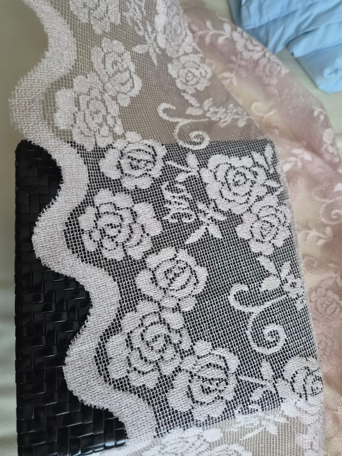 Roze Kanten Stof met Bloemmotief - 124x 104 cm 80x57cm kl, Hobby en Vrije tijd, Stoffen en Lappen, Ophalen of Verzenden, 30 tot 120 cm