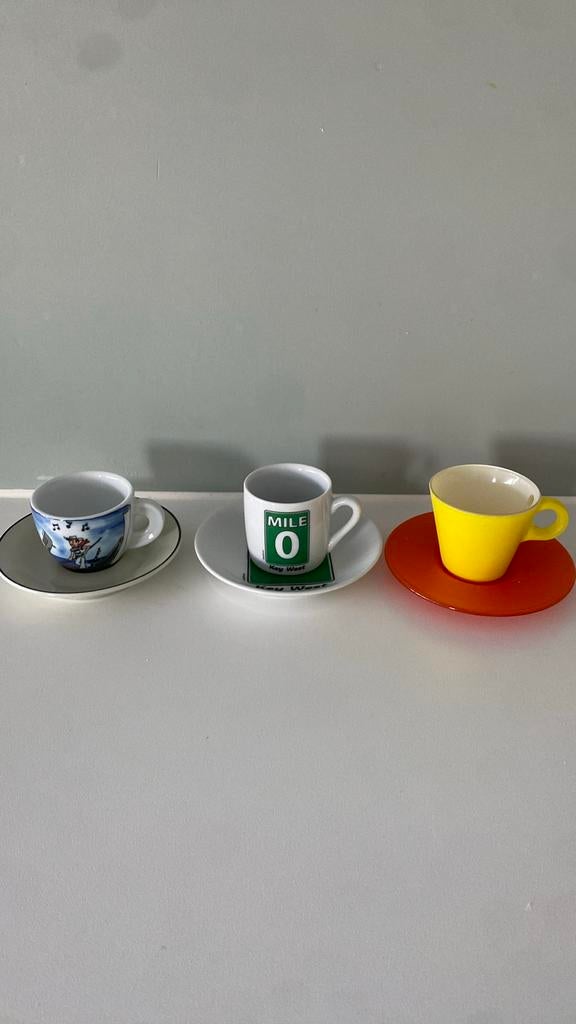 Drie verschillende espresso kopjes met schotels, Gebruikt, Keramiek, Ophalen of Verzenden, Overige stijlen