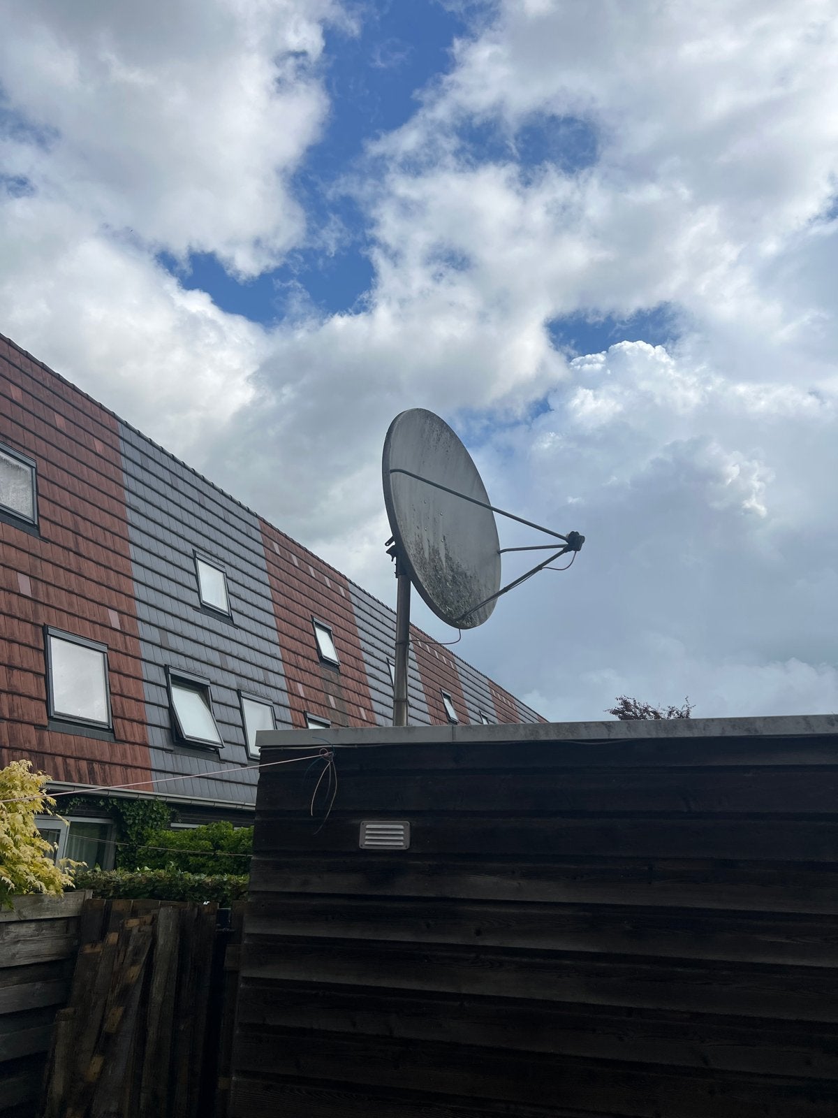 Grote schotelantenne met paal en bevestiging, Ophalen of Verzenden, Gebruikt, (Schotel)antenne, Overige merken