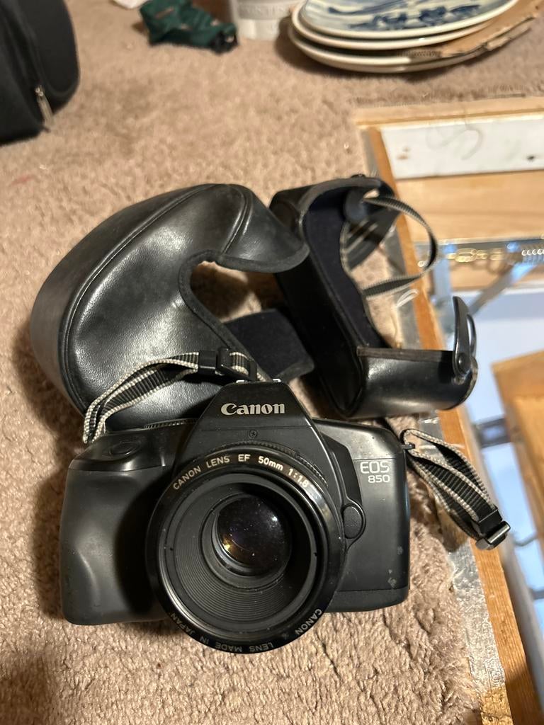 Canon EOS 850 Spiegelreflexcamera met EF 50mm f/1.8 lens, Audio, Tv en Foto, Fotocamera's Analoog, Ophalen of Verzenden, Gebruikt