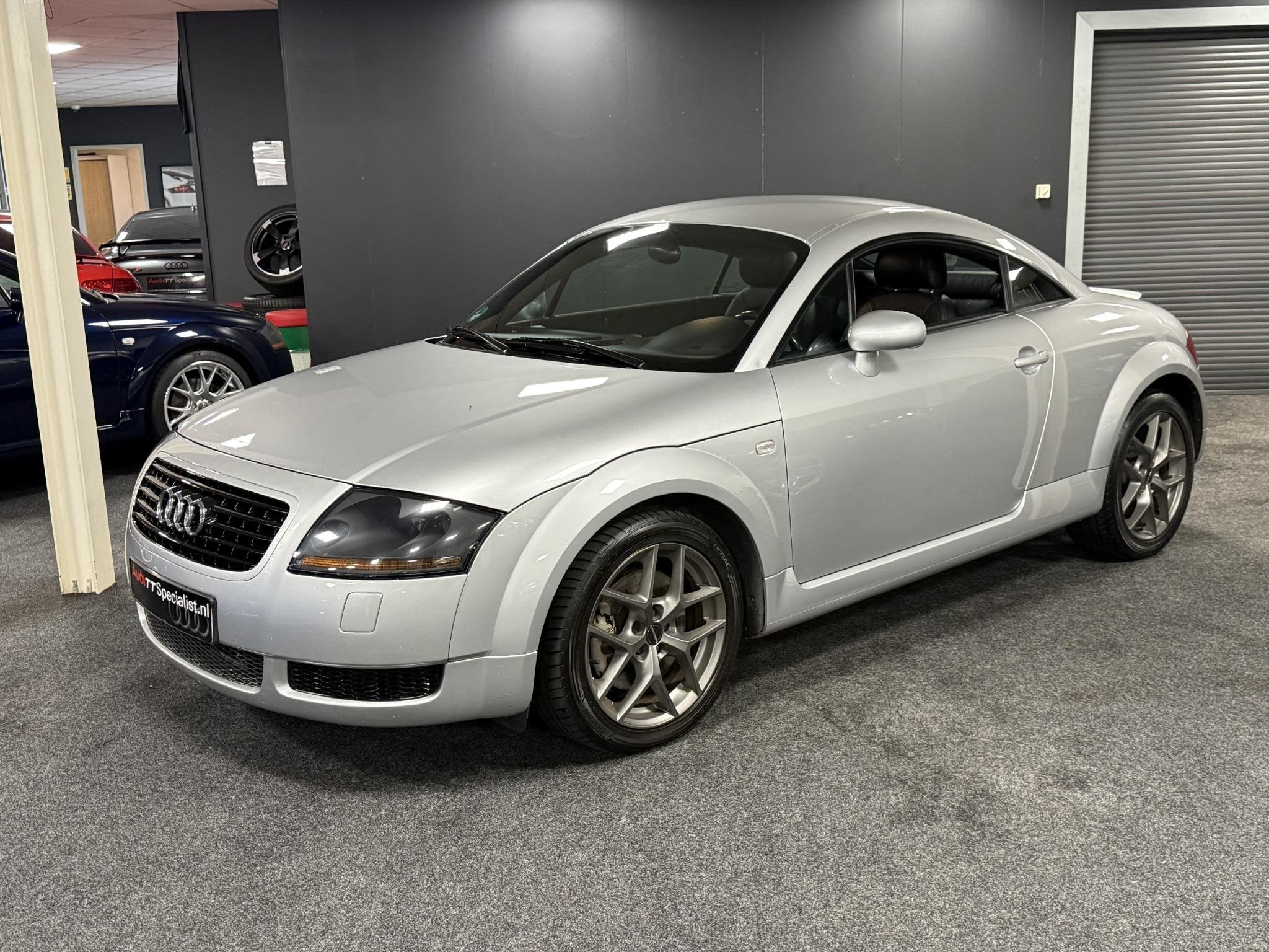 Audi TT 1.8 5V Turbo 180PK Nette Staat, Auto's, Voorwielaandrijving, TT, Gebruikt, Zwart