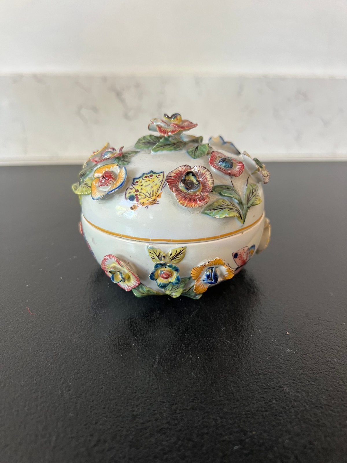 Dekselpotje met bloemen en vlinders., Ophalen of Verzenden