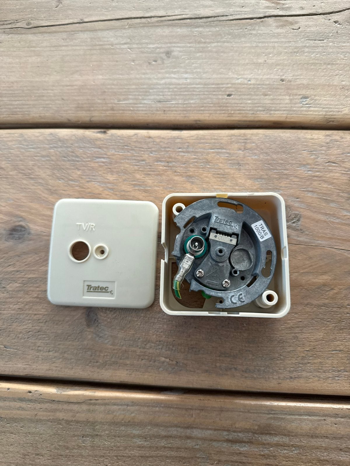Tratec TV/R Coax Wandcontactdoos - Nieuwstaat, Ophalen of Verzenden, Zo goed als nieuw, Minder dan 2 meter, Coaxiale kabel