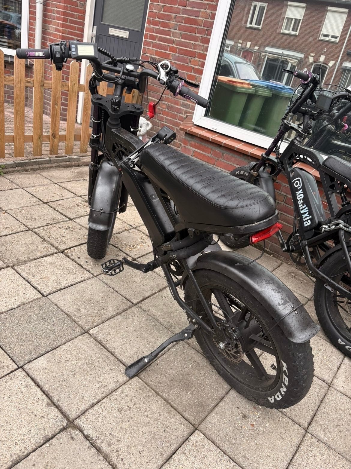 Foto 4 van 2 Fatbike’s  v20 - Zwart met paarse accenten