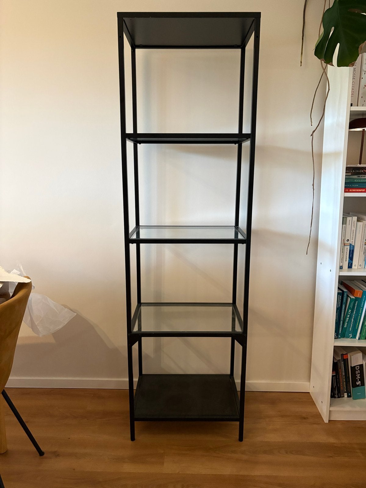 IKEA VITTSJÖ Zwarte Stalen Kast met Glazen Planken, Huis en Inrichting, Ophalen, Met plank(en), 50 tot 100 cm, 150 tot 200 cm