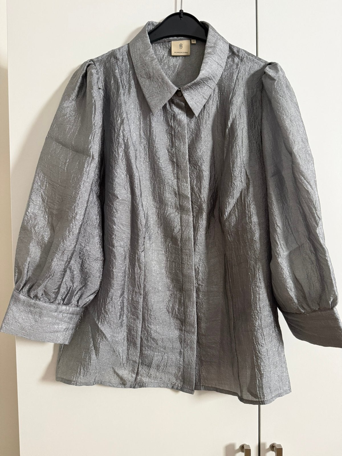 Grijs/zilveren blouse Peppercorn maat 42, Kleding | Dames, Blouses en Tunieken, Ophalen of Verzenden, Zo goed als nieuw, Maat 42/44 (L)