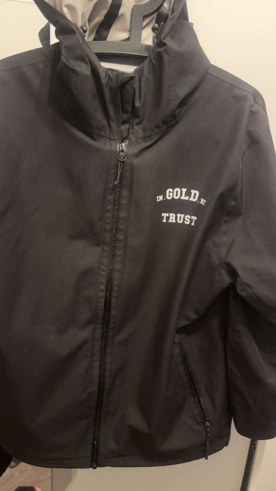 In Gold We Trust jas zwart maat L, Ophalen of Verzenden, Zo goed als nieuw, Maat 52/54 (L), Zwart