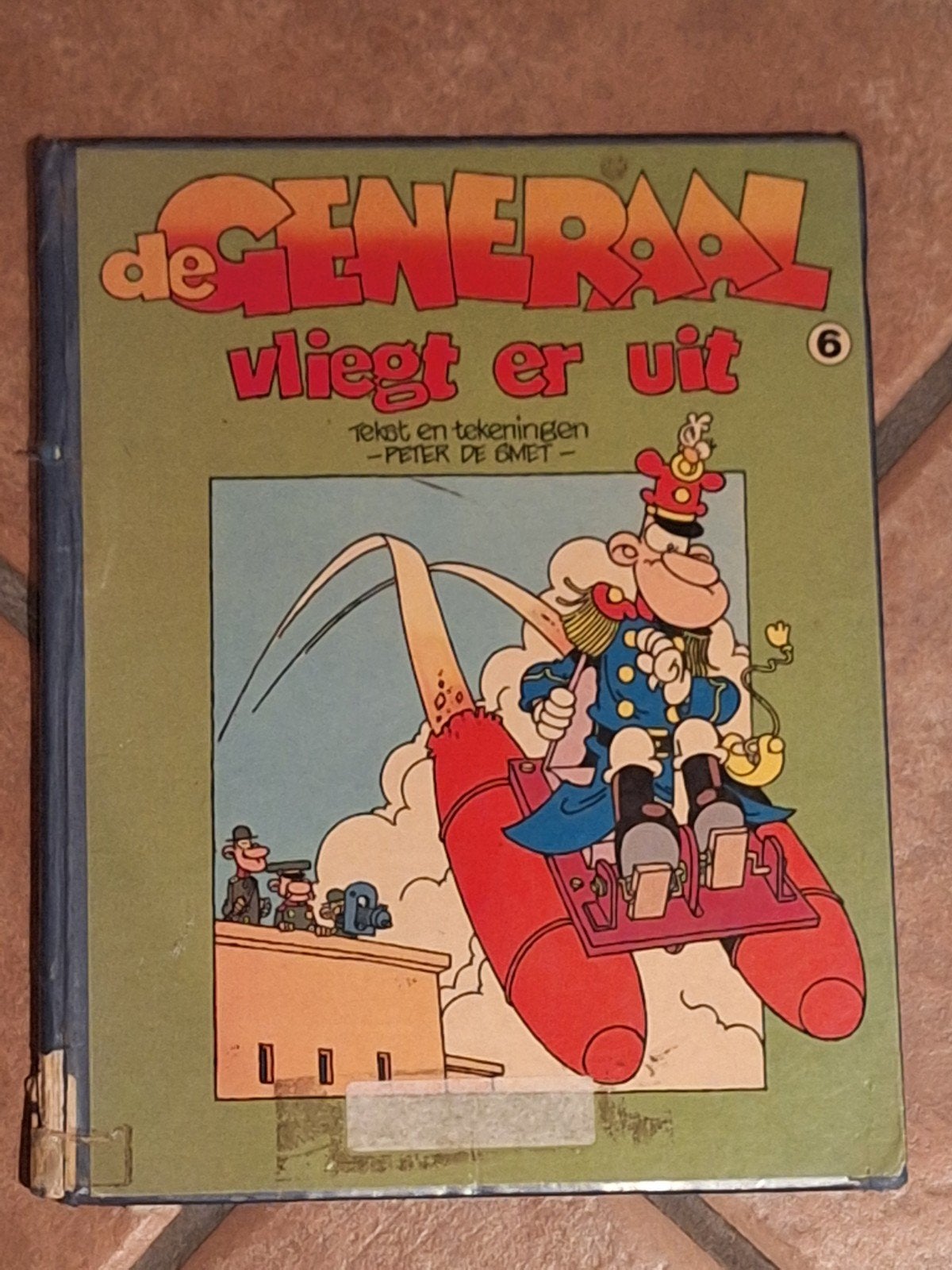 De Generaal vliegt er uit - Peter de Smet (hardcover), Eén stripboek, Ophalen of Verzenden, Gelezen