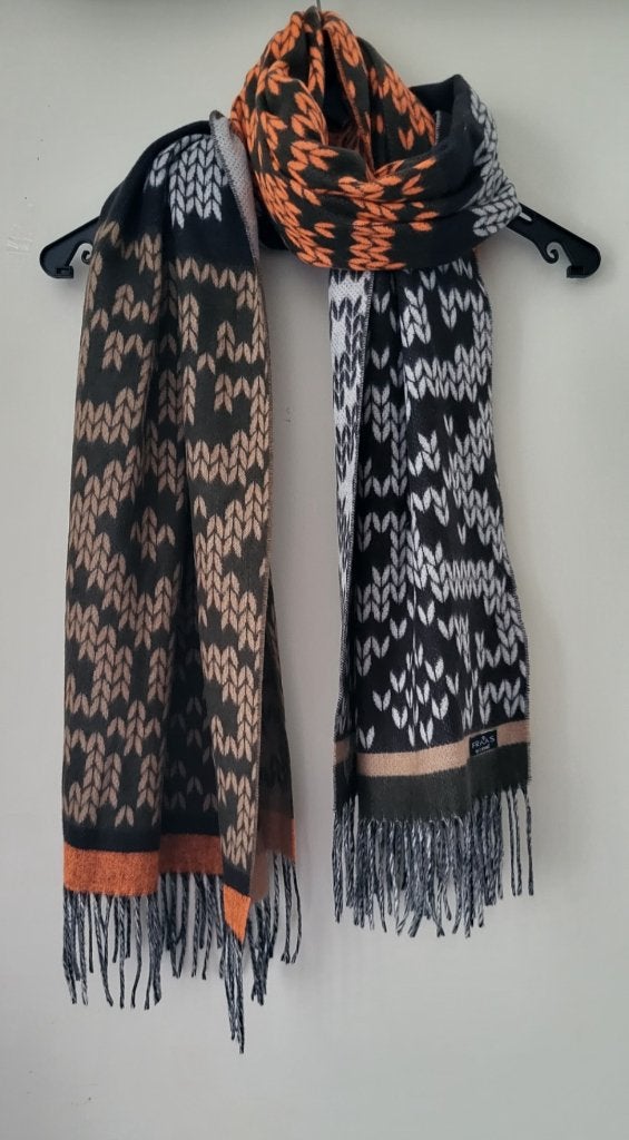 Warme zachte gebreide sjaal met patroon van Fraas, Ophalen, Maat 46/48 (XL) of groter, Sjaal, Onbekend