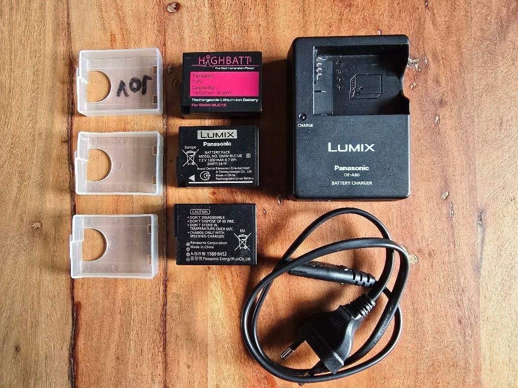 Panasonic DMW-BLC12e Accu's en Oplader (voor oa FZ2000), Panasonic, Gebruikt, Inclusief stroomkabel, Accu