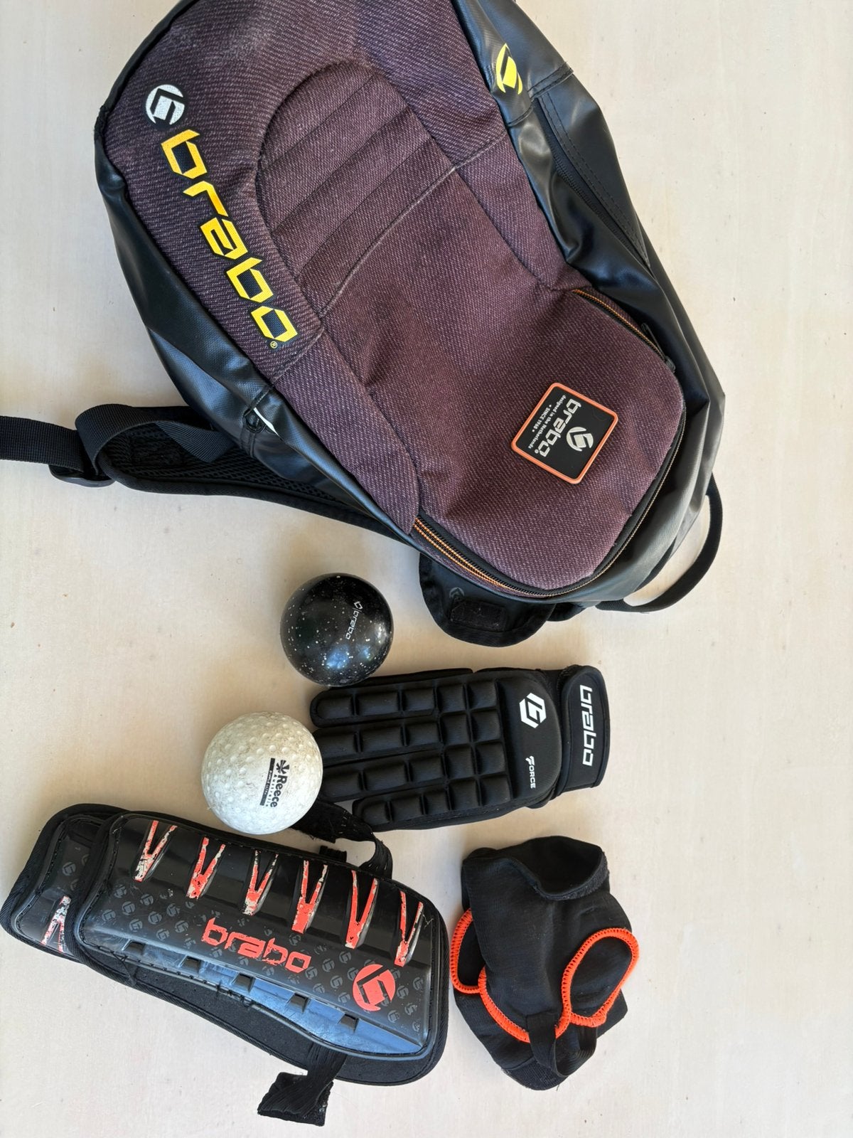 Brabo Hockey Set: Scheenbeschermers, Handschoen, Tas, Ballen, Ophalen, Gebruikt