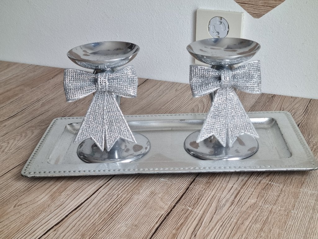 Mooie Set van 2 Metalen Kandelaars met Strik en Dienblad, Gebruikt, Verzenden, Metaal, Kandelaar
