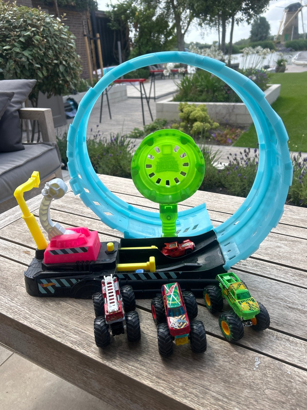 Hot Wheels Monster Truck baan met 4 trucks, Kinderen en Baby's, Speelgoed | Speelgoedvoertuigen, Ophalen, Zo goed als nieuw