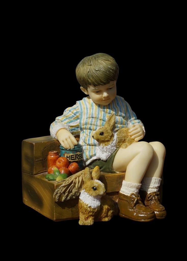 Beeldje jongen met konijnen - Leonardo collectie, Ophalen of Verzenden, Gebruikt, Dier