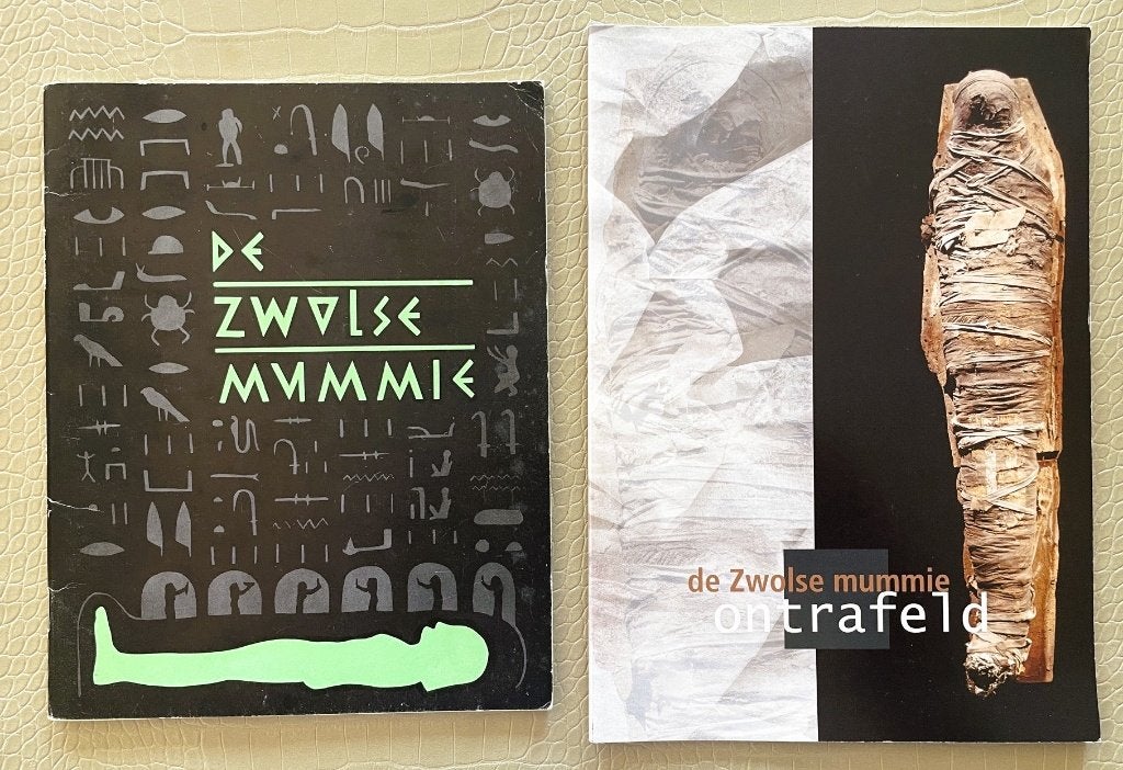 ZWOLLE: De Zwolse mummie - 2 boekjes uit 1987 en 2003, Boeken, Ophalen of Verzenden, 20e eeuw of later, Zo goed als nieuw