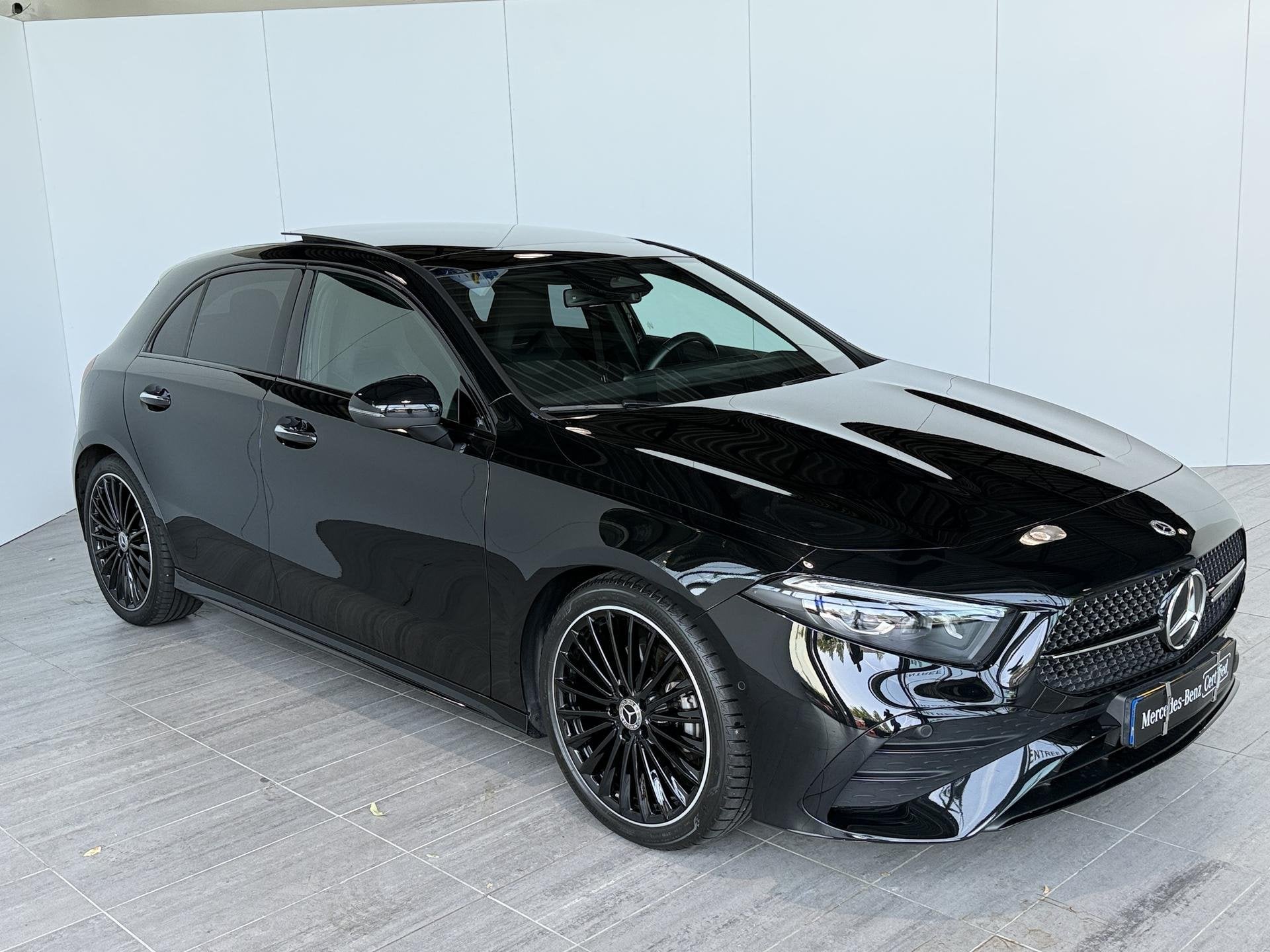 Mercedes-Benz A-klasse 180 Star Edition AMG Line | Night pak, Dealer onderhouden, Gebruikt, 4 cilinders, Zwart