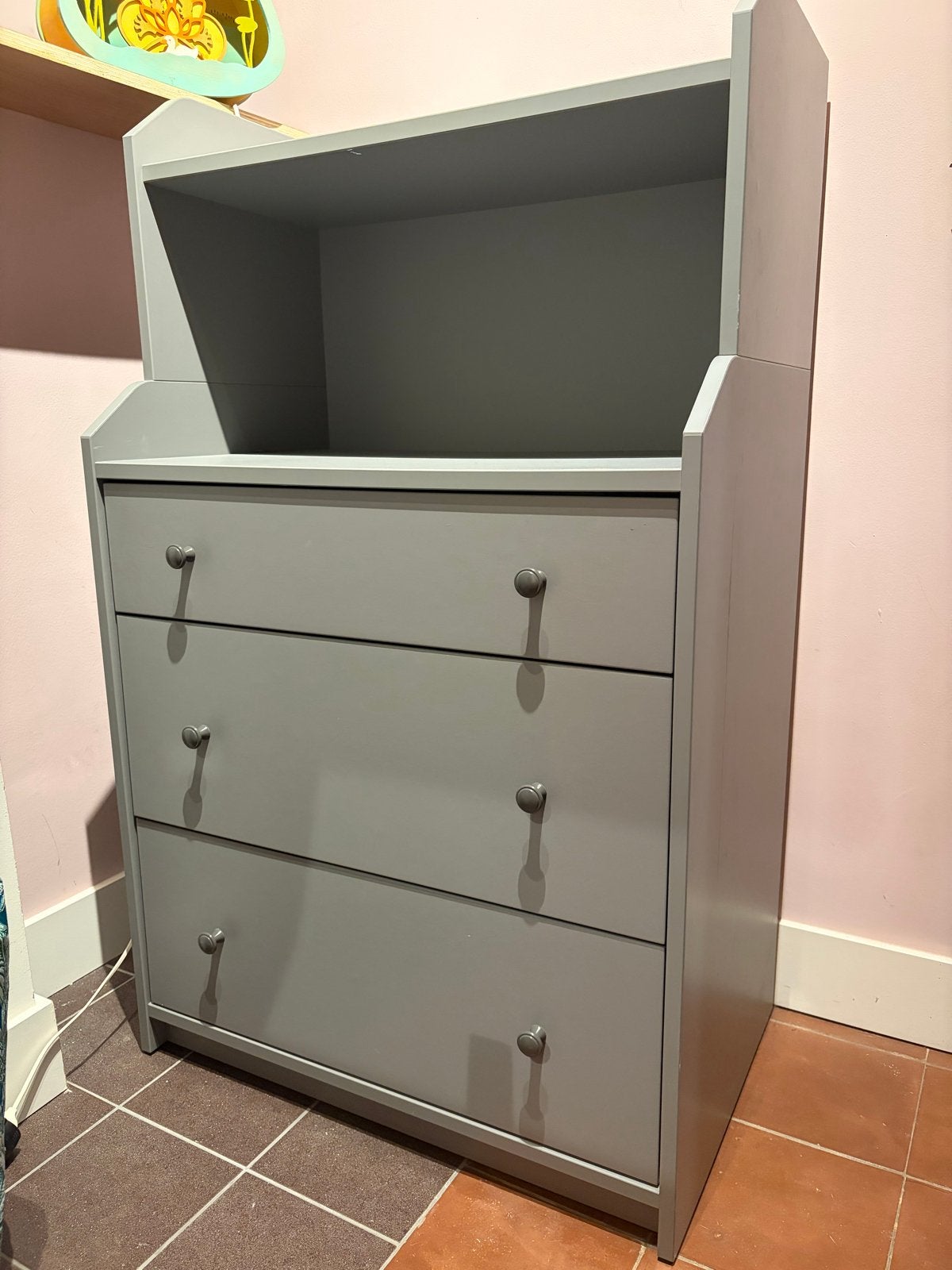 Grijze commode met 3 lades en opstaande rand (Ikea Lauga), Kinderen en Baby's, Kinderkamer | Commodes en Kasten, Ophalen, Gebruikt