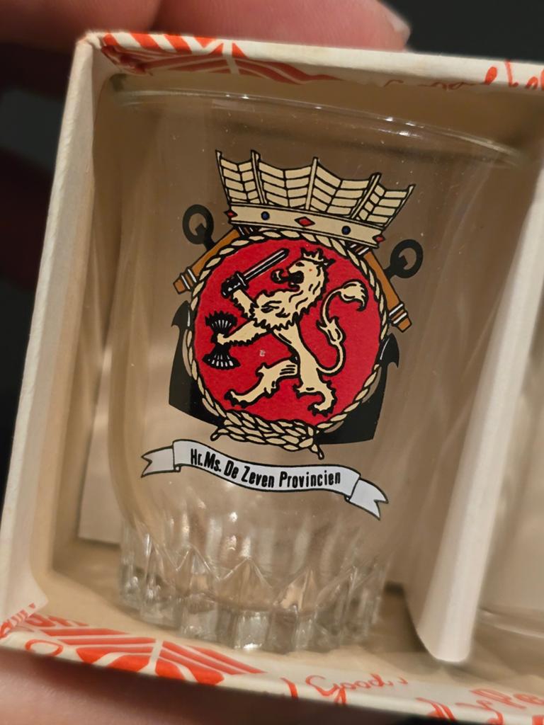 Set van 6 vintage shotglaasjes met marine emblemen, Ophalen of Verzenden, Zo goed als nieuw, Meerkleurig, Glas