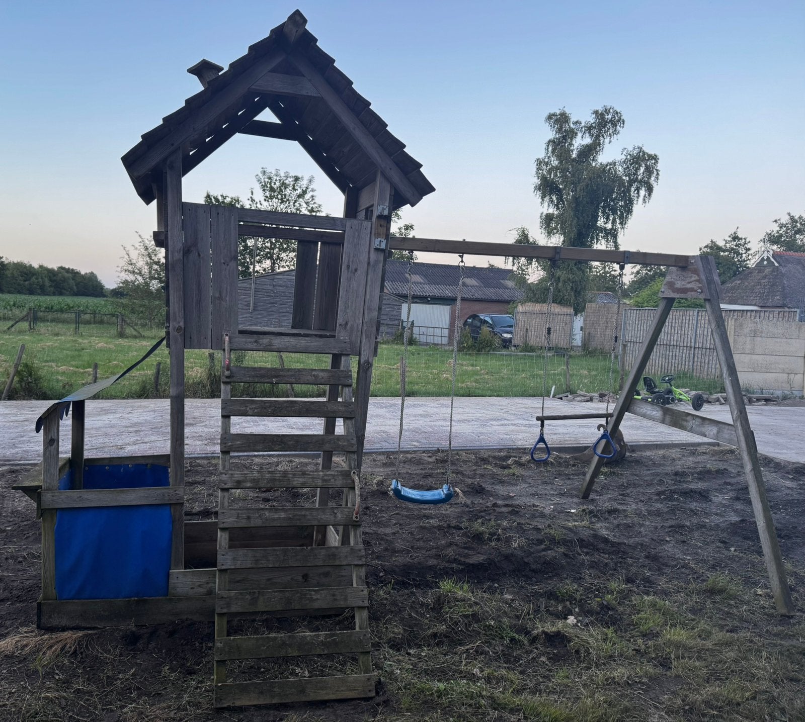 Kinderspeelhuisje met schommel, Ophalen, Zo goed als nieuw, Hout