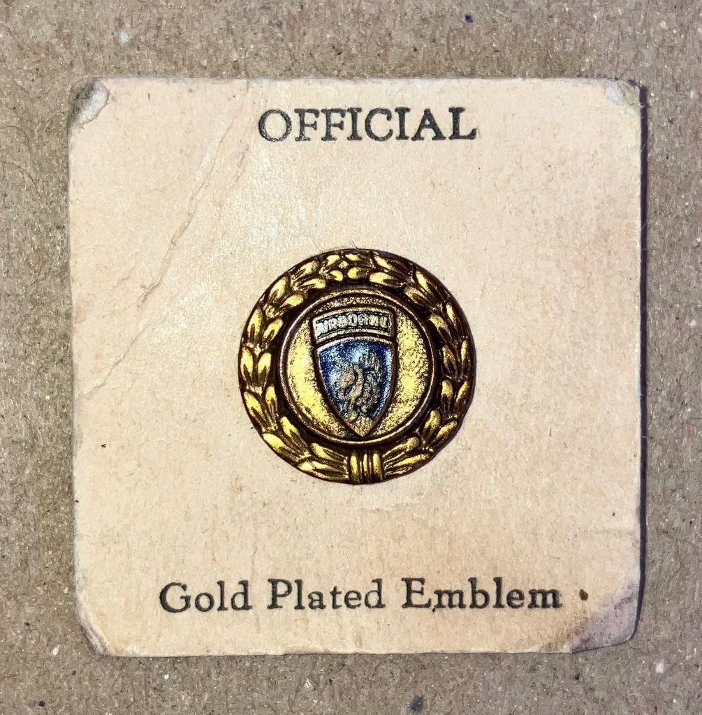 WW2 US 13th Airborne Division Lapel Pin Button - Screw Back, Ophalen of Verzenden, Landmacht, Amerika, Embleem of Badge