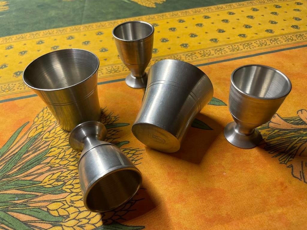Set van 5 tinnen bekertjes van Hismus, Antiek en Kunst, Antiek | Tin, Ophalen of Verzenden