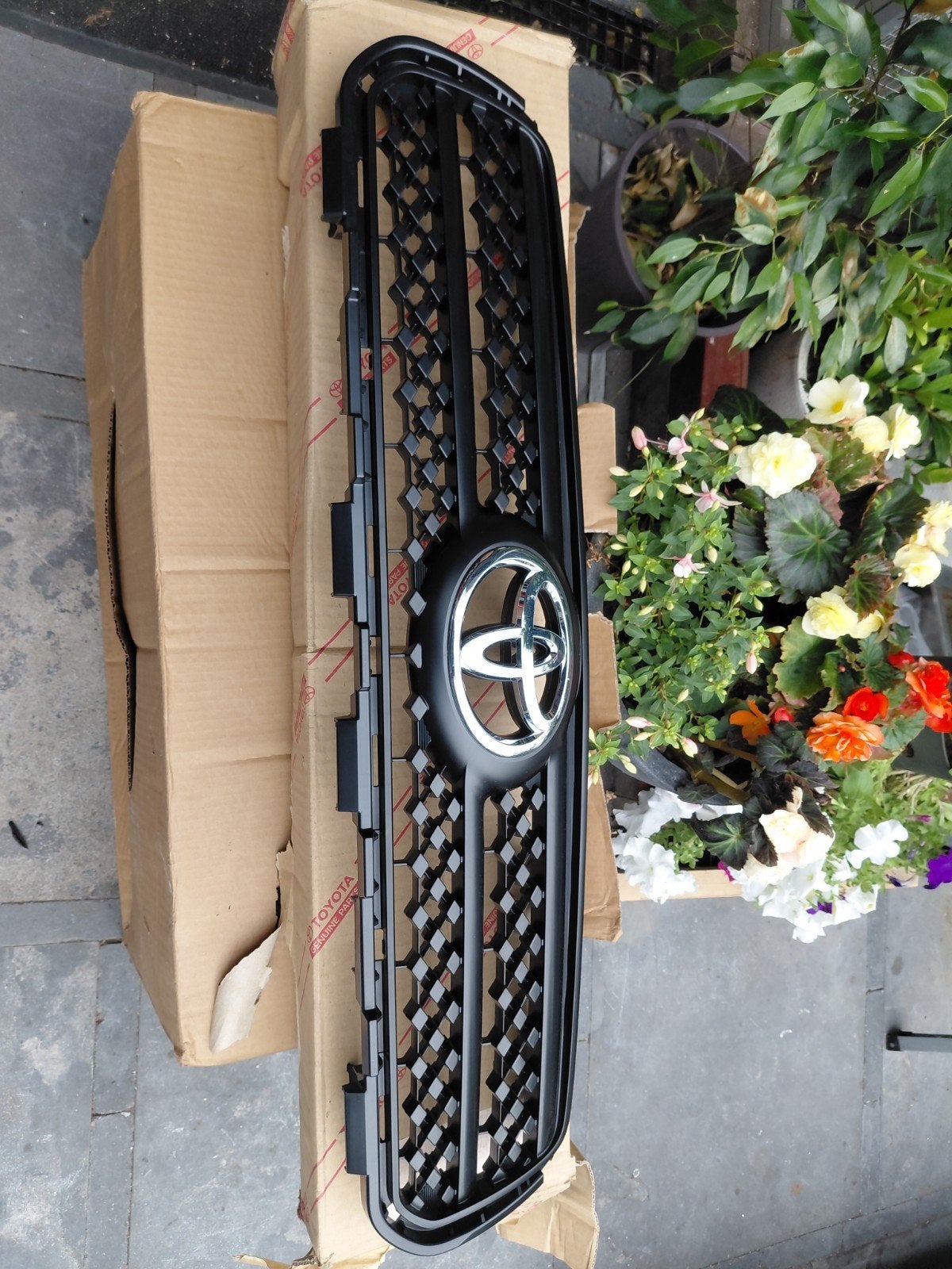 Nieuwe Grille voor Toyota RAV4 (oud model), Auto-onderdelen, Ophalen of Verzenden, Nieuw, Voor, Toyota