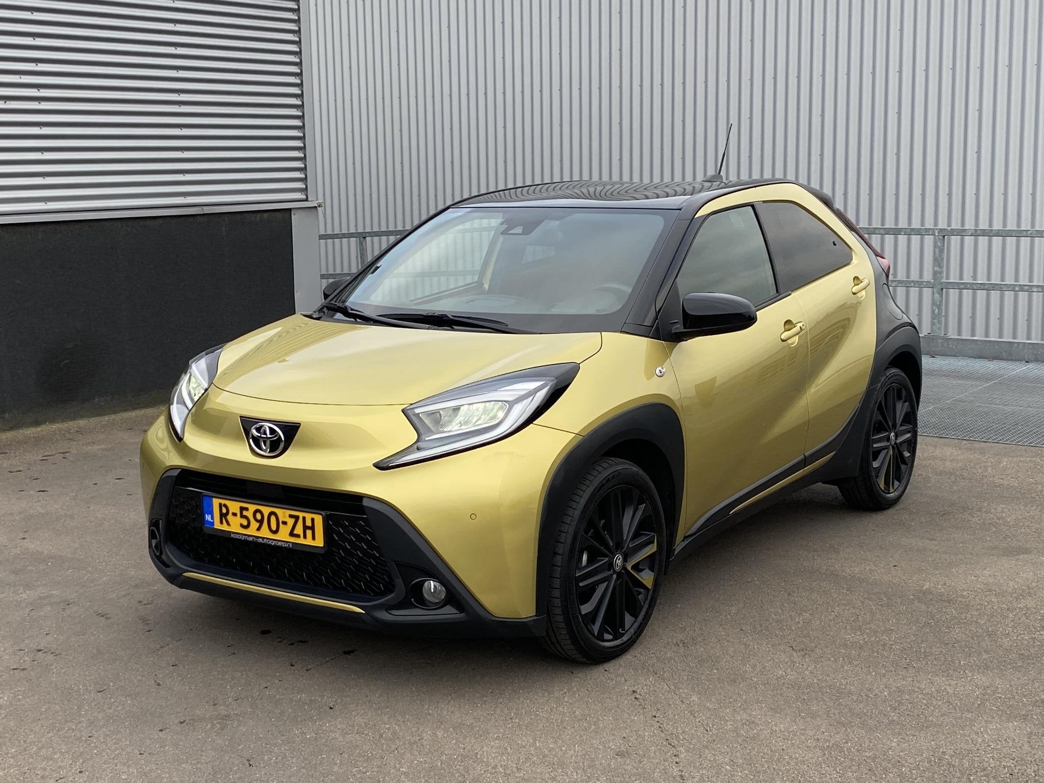 Toyota Aygo X 1.0 VVT-i MT Premium NL-auto vol luxe boekjes, Voorwielaandrijving, Gebruikt, 4 stoelen, Leder en Stof