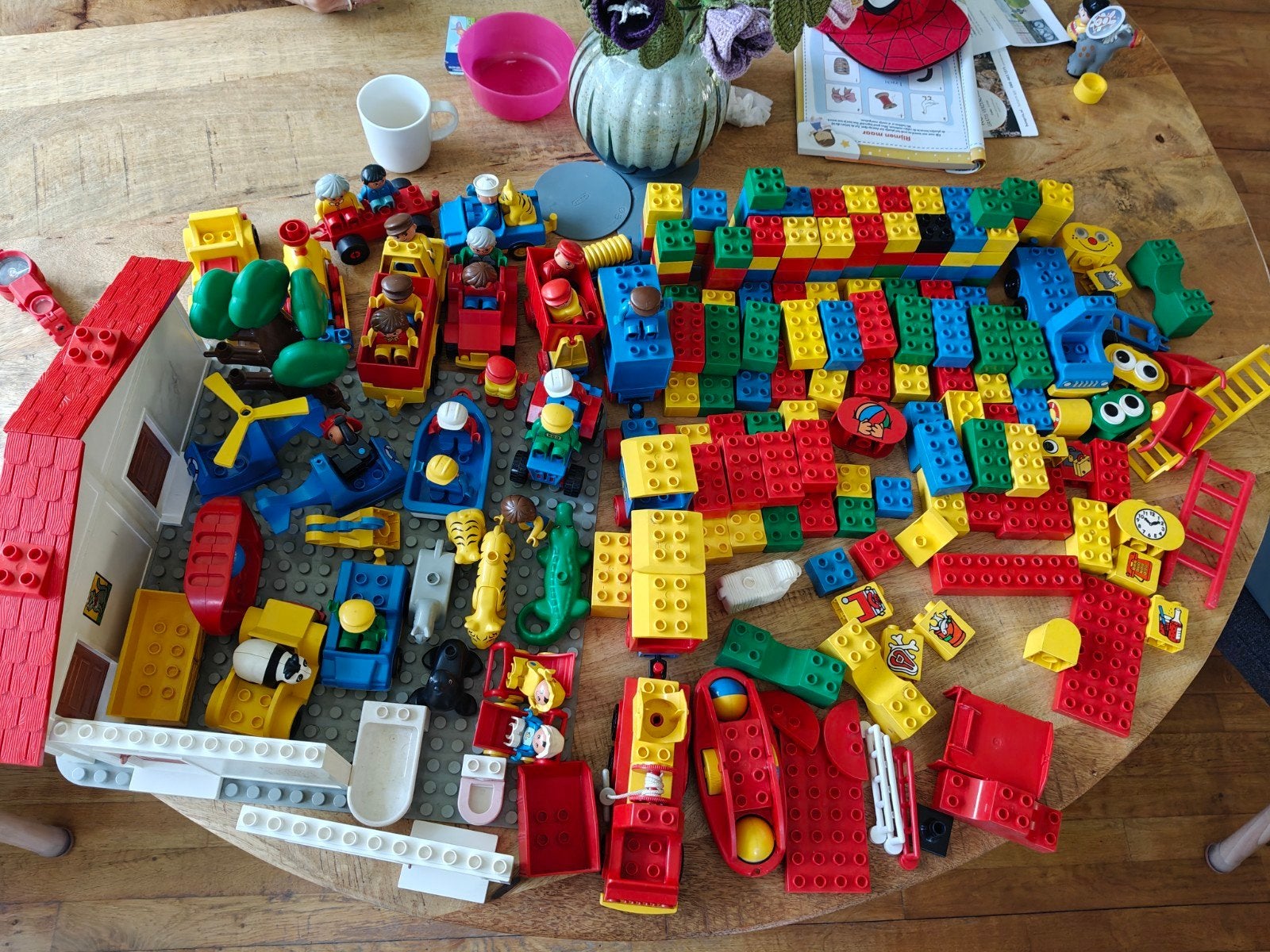 Grote partij Duplo met huis, voertuigen en veel blokken, Kinderen en Baby's, Speelgoed | Duplo en Lego, Ophalen of Verzenden, Zo goed als nieuw