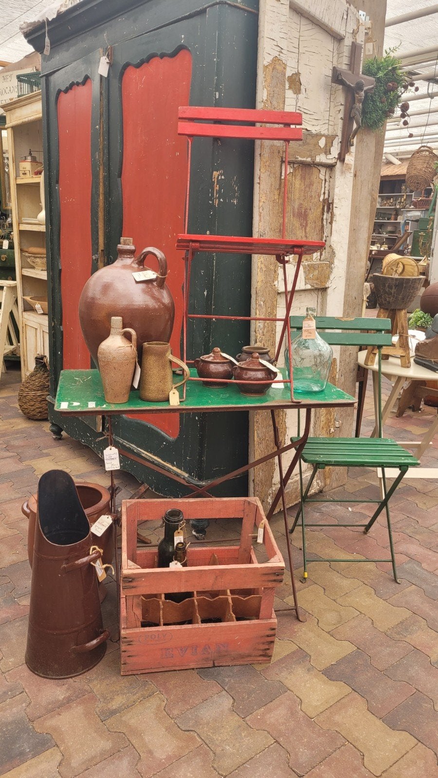 Antieke kast, bistro set en diverse brocante items, Ophalen