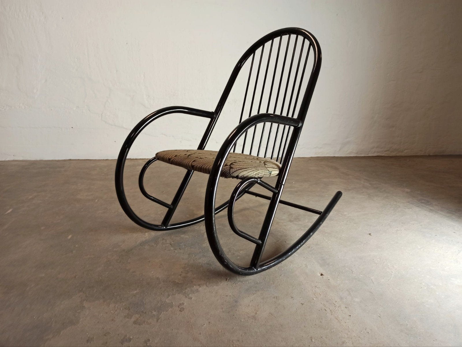 Vintage postmodern metalen schommelstoel, zwart, Tweedehands, Tweedehands, 75 tot 100 cm, Ophalen of Verzenden