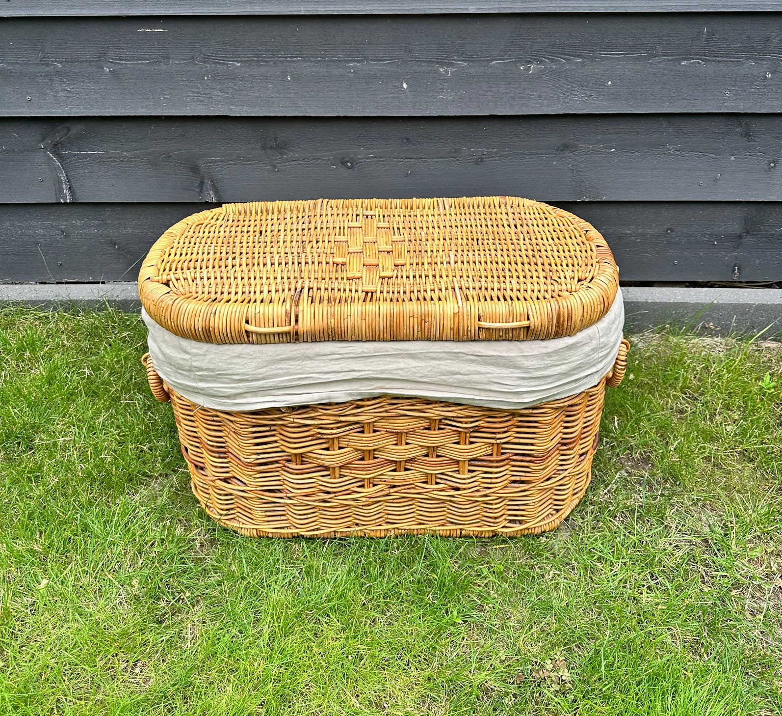Grote rieten wasmand met deksel en handvatten, Huis en Inrichting, Woonaccessoires | Schalen en Manden, Ophalen, Gebruikt, Gevlochten